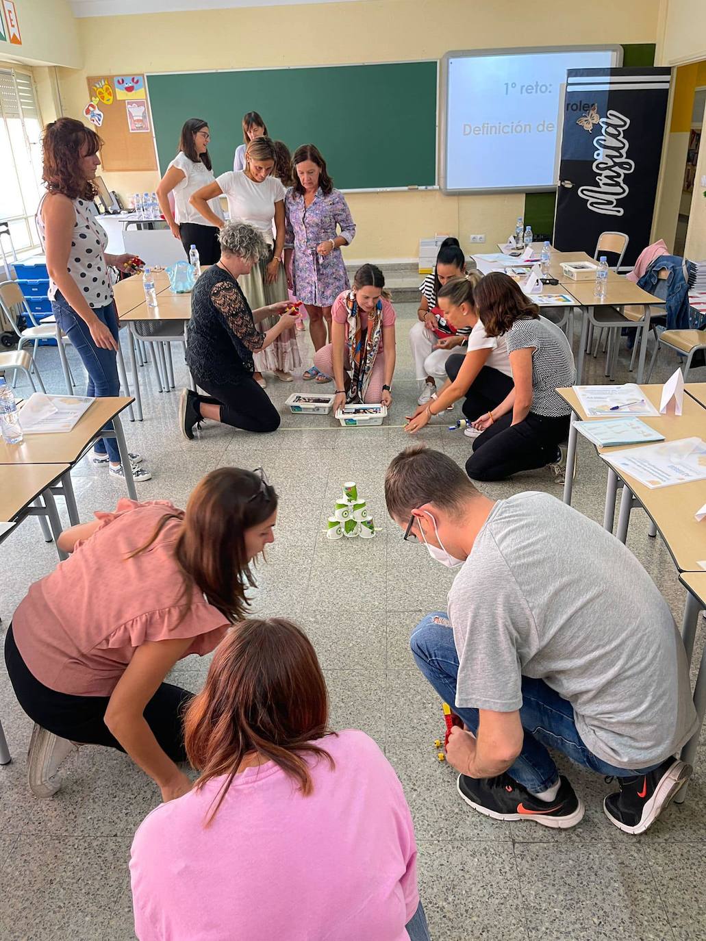 El profesorado del colegio leonés preparándose para implementar la metodología Lego en sus aulas. 