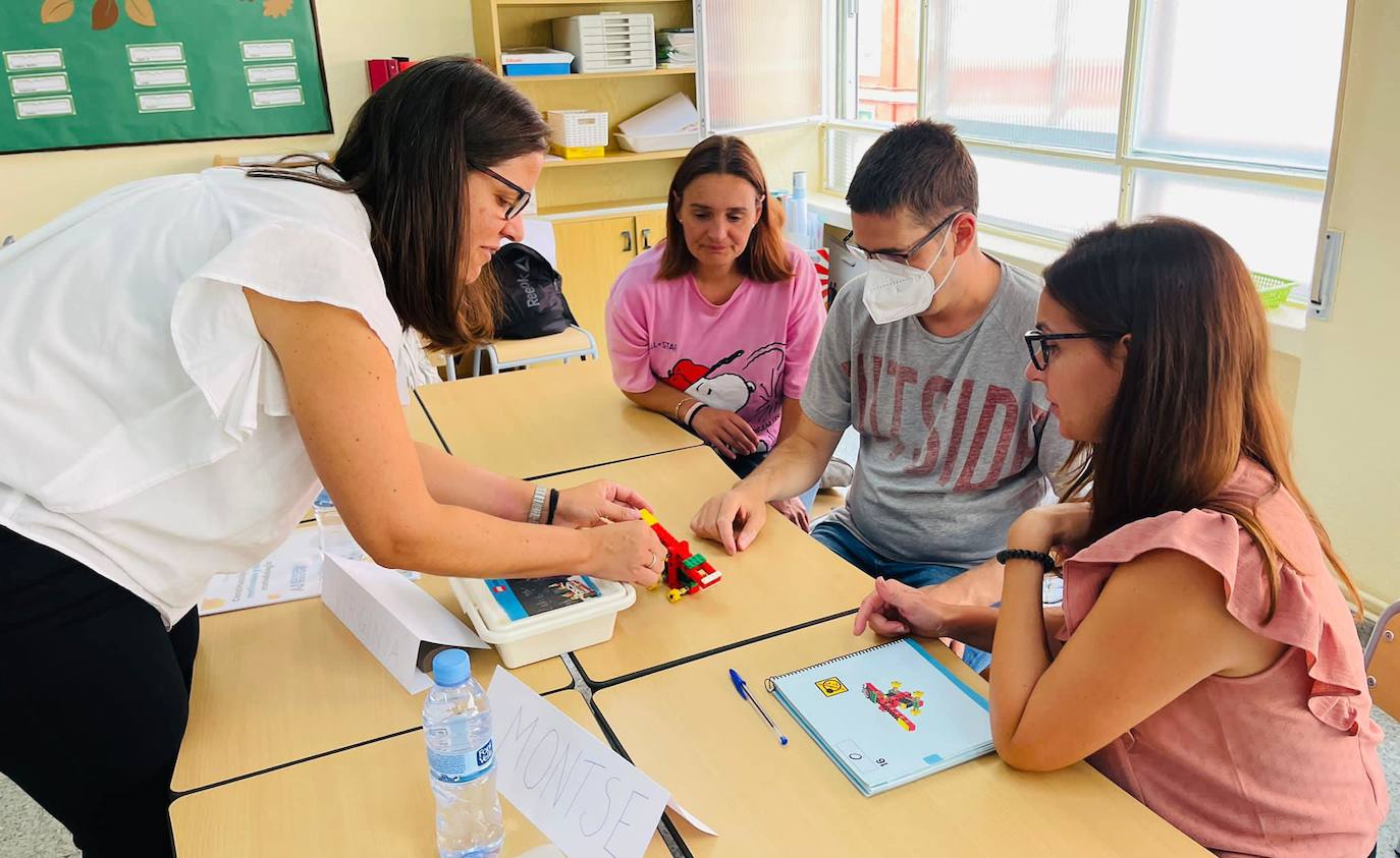 El profesorado del colegio leonés preparándose para implementar la metodología Lego en sus aulas. 