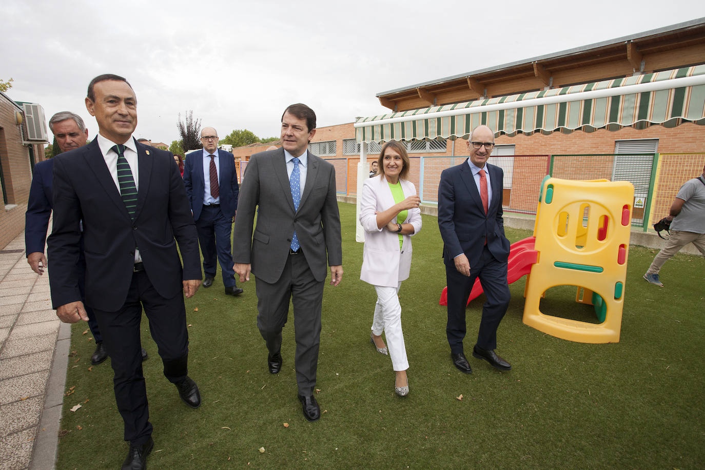 El presidente de la Junta de Castilla y León, Alfonso Fernández Mañueco; acompañado del presidente de la Diputación provincial, Javier Iglesias, visitan la Escuela Infantil Municipal de Carbajosa de la Sagrada