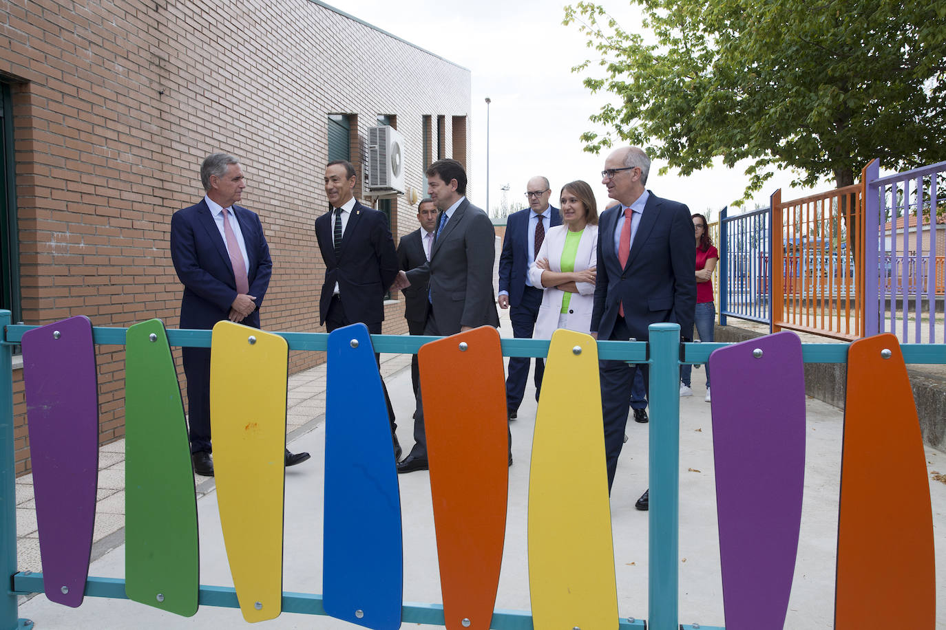 El presidente de la Junta de Castilla y León, Alfonso Fernández Mañueco; acompañado del presidente de la Diputación provincial, Javier Iglesias, visitan la Escuela Infantil Municipal de Carbajosa de la Sagrada