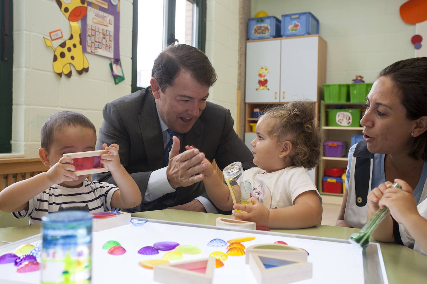 El presidente de la Junta de Castilla y León, Alfonso Fernández Mañueco; acompañado del presidente de la Diputación provincial, Javier Iglesias, visitan la Escuela Infantil Municipal de Carbajosa de la Sagrada