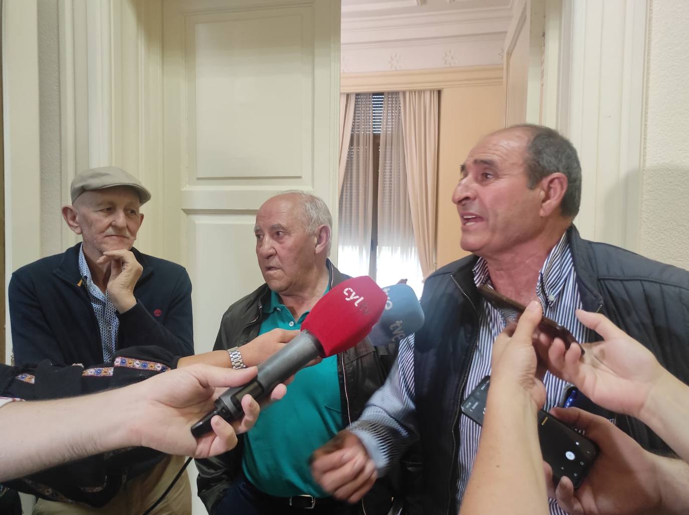 EL subdelegado del Gobierno en León, Faustino Sánchez y el presidente de la Diputación, Eduardo Morán, se reúnen con representantes de las comunidades de regantes Esla-Valderaduey.