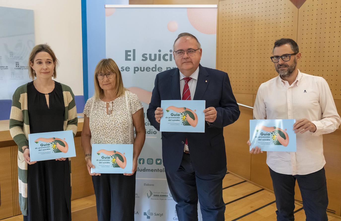 El consejero de Sanidad, Alejandro Vázquez, y la presidenta de la Federación Salud Mental Castilla y León, Elena Briongos, presentan la 'Guía de Prevención del Suicidio. Protocolo de actuación en conductas autolíticas'