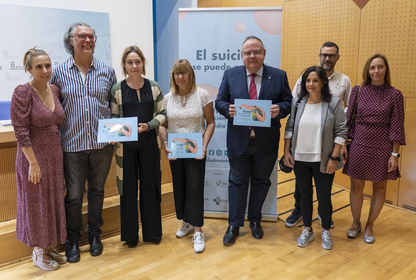 El consejero de Sanidad, Alejandro Vázquez, y la presidenta de la Federación Salud Mental Castilla y León, Elena Briongos, presentan la 'Guía de Prevención del Suicidio. Protocolo de actuación en conductas autolíticas'