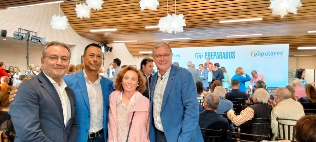 Feijóo y Mañueco en su visita a la fábrica de equipamientos exteriores Plastic Omnium este martes en Arévalo. 