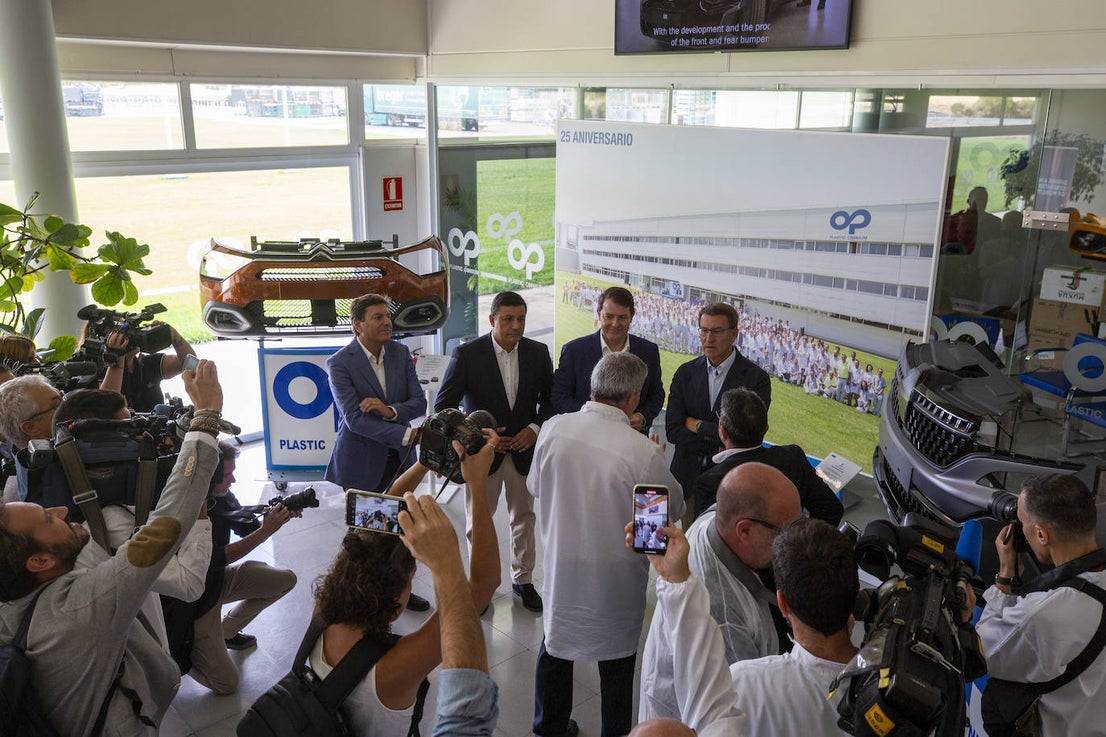 Feijóo y Mañueco en su visita a la fábrica de equipamientos exteriores Plastic Omnium este martes en Arévalo. 