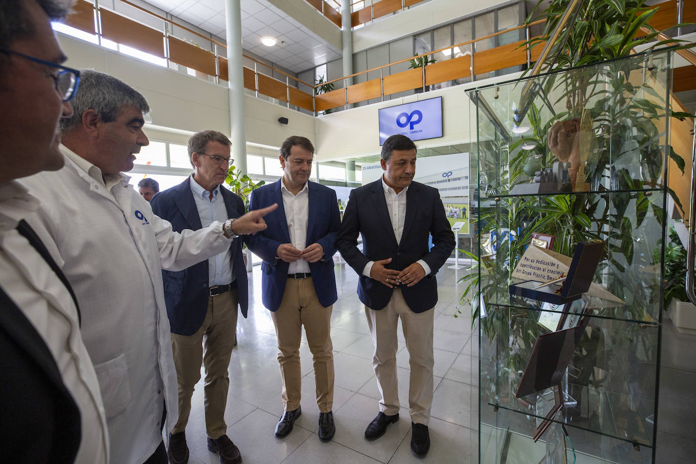 Feijóo y Mañueco en su visita a la fábrica de equipamientos exteriores Plastic Omnium este martes en Arévalo. 