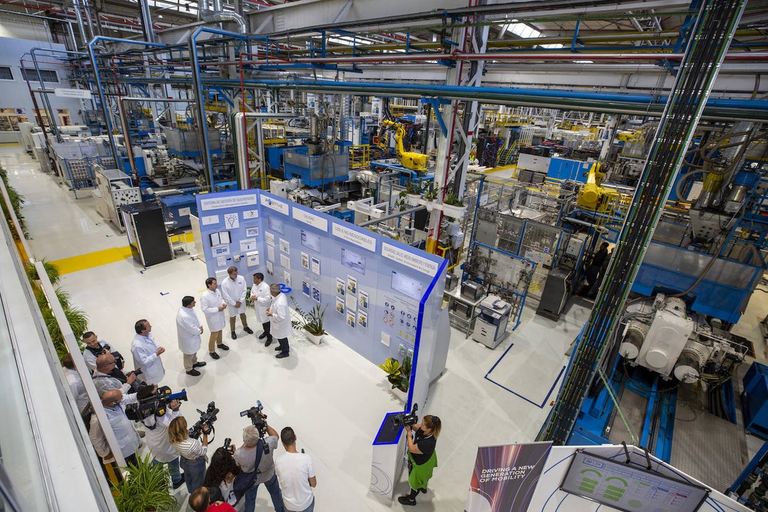 Feijóo y Mañueco en su visita a la fábrica de equipamientos exteriores Plastic Omnium este martes en Arévalo. 