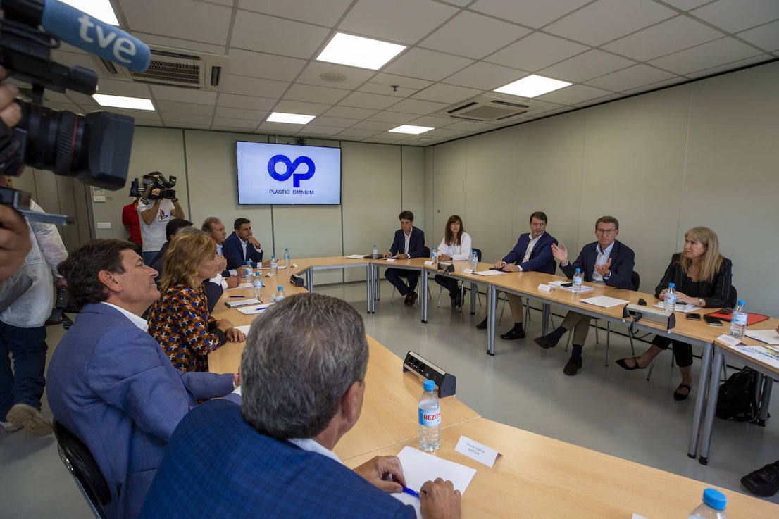 Feijóo y Mañueco en su visita a la fábrica de equipamientos exteriores Plastic Omnium este martes en Arévalo. 