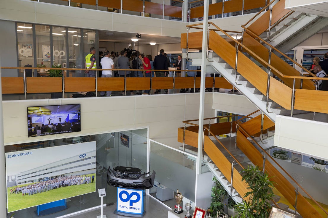 Feijóo y Mañueco en su visita a la fábrica de equipamientos exteriores Plastic Omnium este martes en Arévalo. 