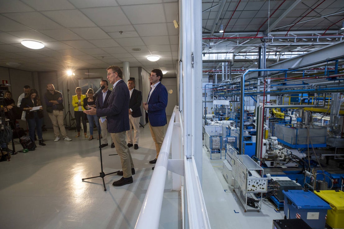 Feijóo y Mañueco en su visita a la fábrica de equipamientos exteriores Plastic Omnium este martes en Arévalo. 