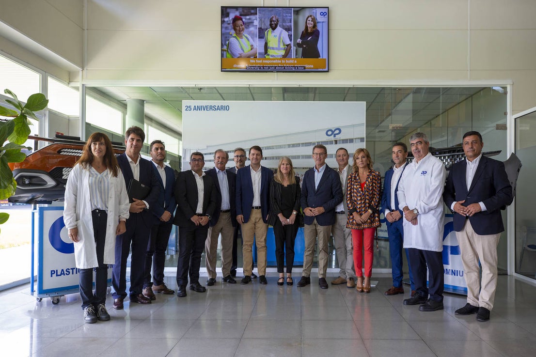 Feijóo y Mañueco en su visita a la fábrica de equipamientos exteriores Plastic Omnium este martes en Arévalo. 