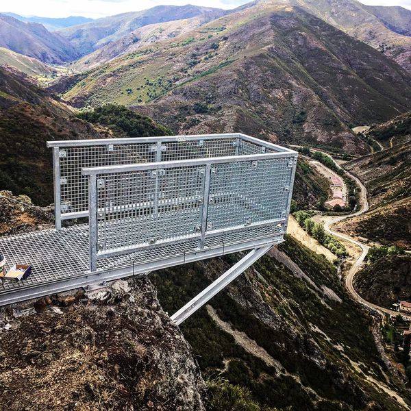 La plataforma volada que se ha instalado en la cima del Pico Cabrón y las instalaciones de la nueva vía ferrata. 