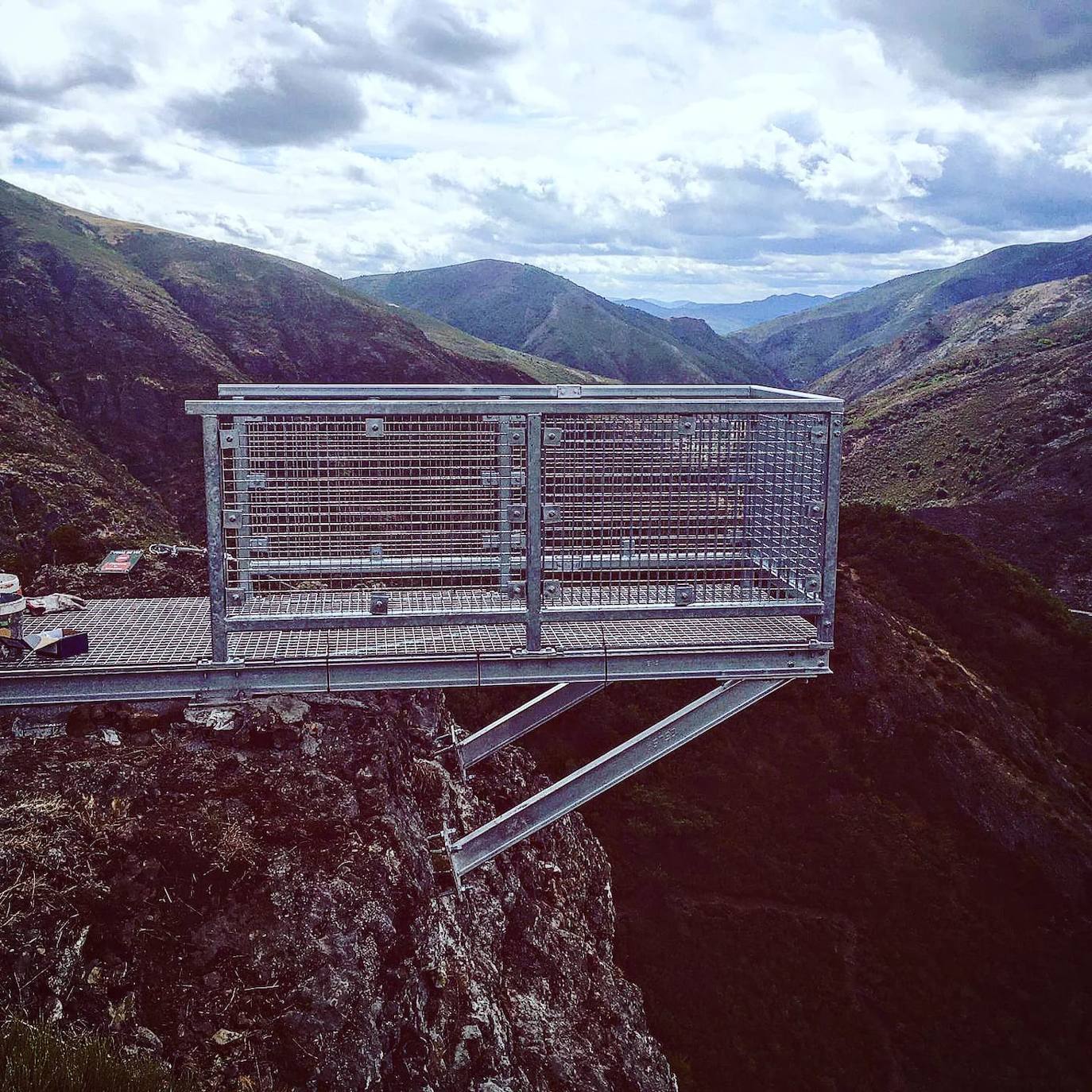 La plataforma volada que se ha instalado en la cima del Pico Cabrón y las instalaciones de la nueva vía ferrata. 