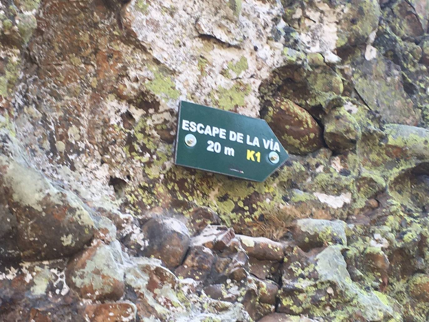 La plataforma volada que se ha instalado en la cima del Pico Cabrón y las instalaciones de la nueva vía ferrata. 