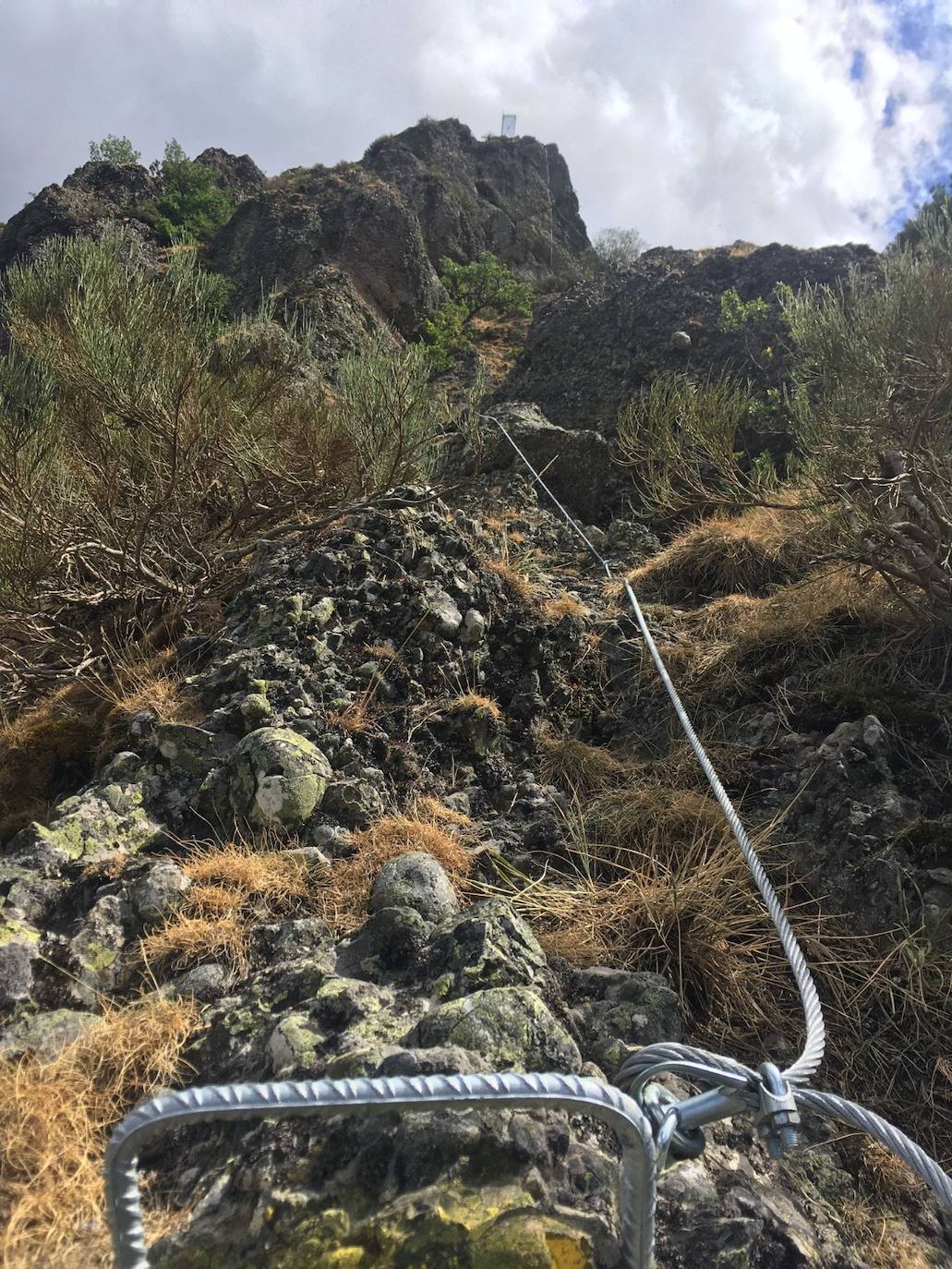 La plataforma volada que se ha instalado en la cima del Pico Cabrón y las instalaciones de la nueva vía ferrata. 