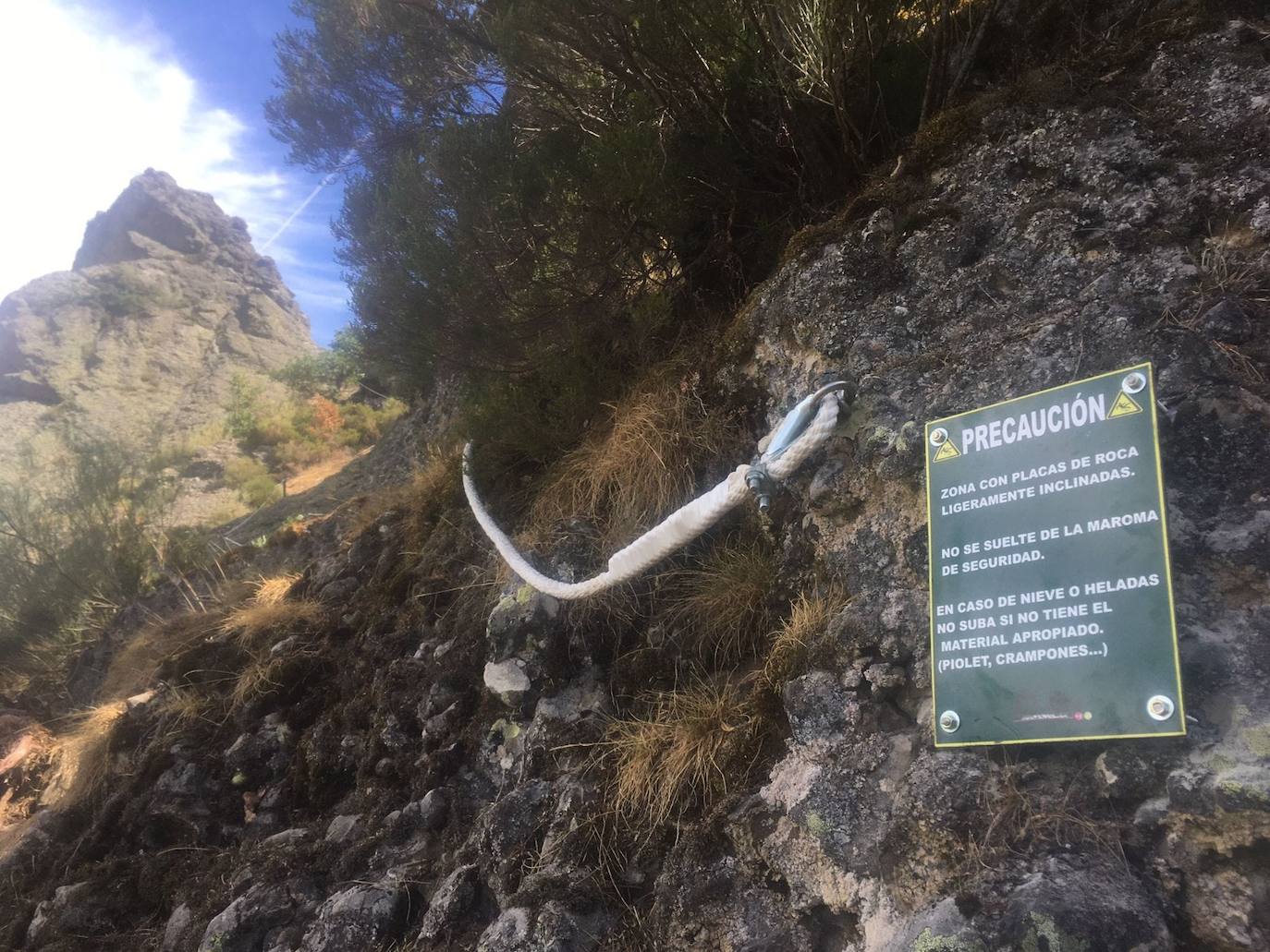 La plataforma volada que se ha instalado en la cima del Pico Cabrón y las instalaciones de la nueva vía ferrata. 