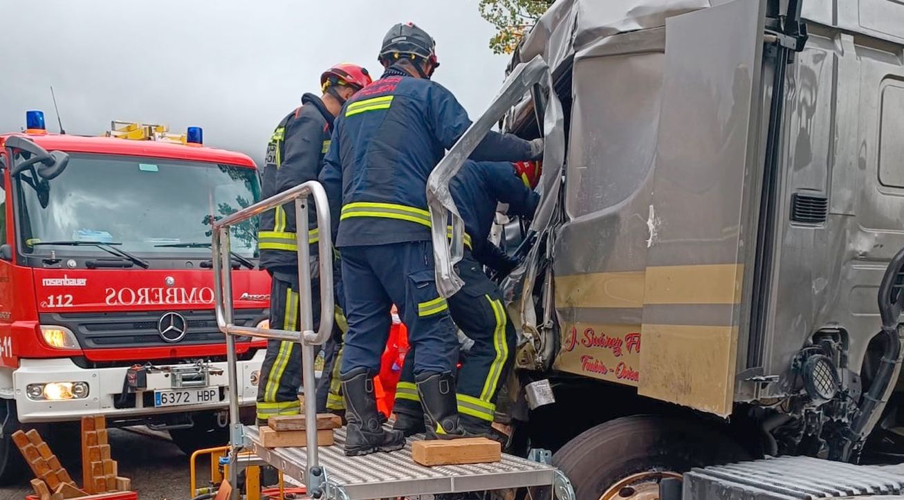 Bomberos de León intervienen en el rescate de la persona que ha resultado atrapada en un accidente en kilómetros 51 de la CL 626. 