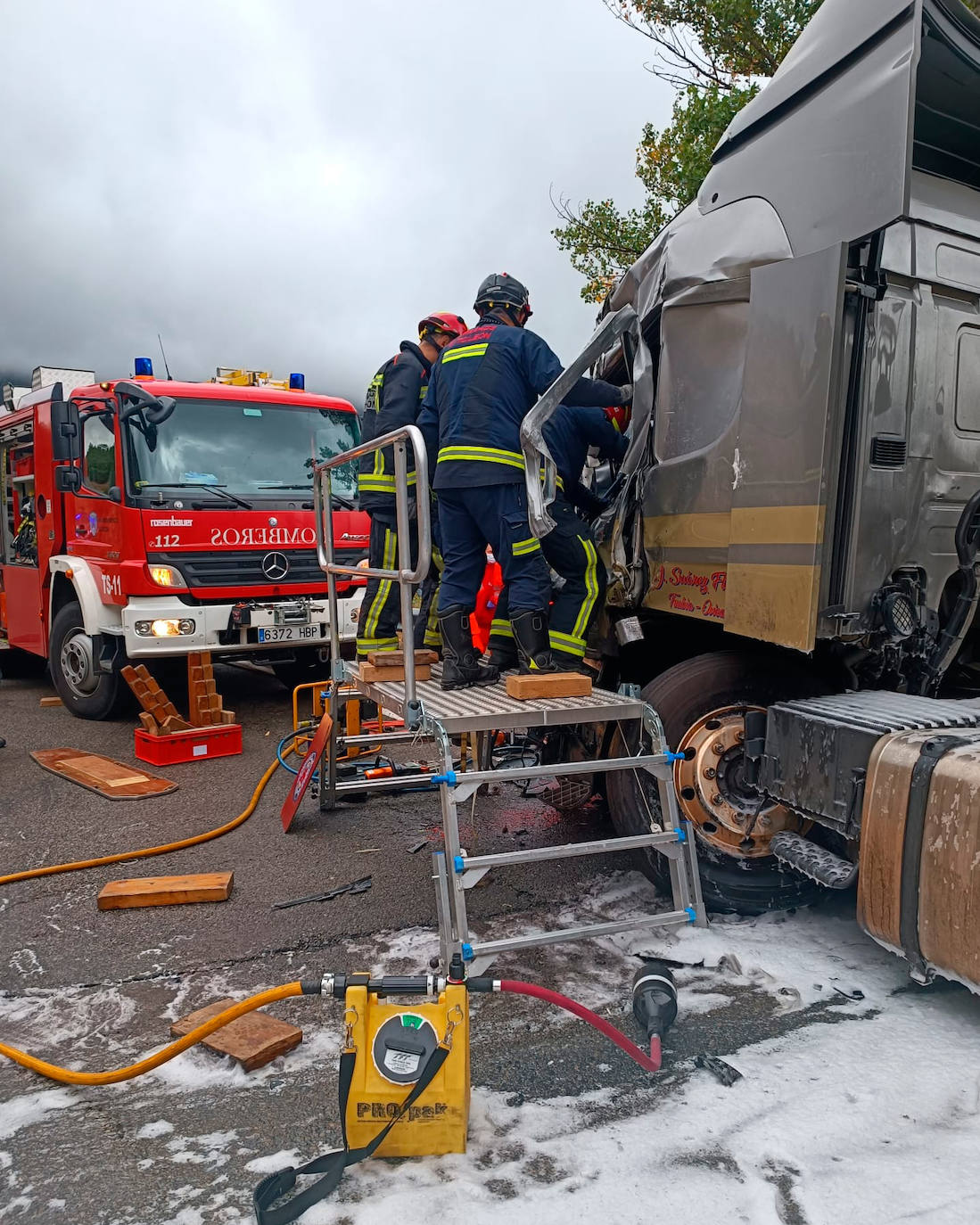 Bomberos de León intervienen en el rescate de la persona que ha resultado atrapada en un accidente en kilómetros 51 de la CL 626