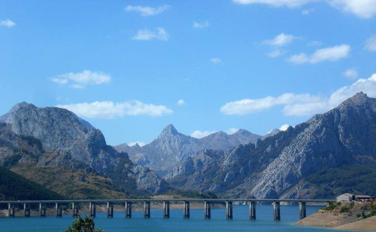 Imágenes de archivo del embalse de Riaño, que en estos momentos se encuentra desembalsando agua hacia Portugal.