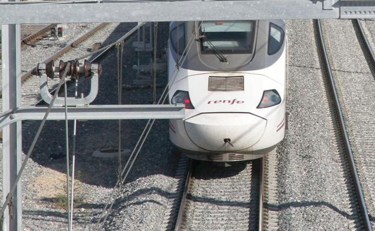 Imagen de un tren Alvia. El incidente en el puerto de Pajares provocó dos horas de demora en la conexión con Asturias. 