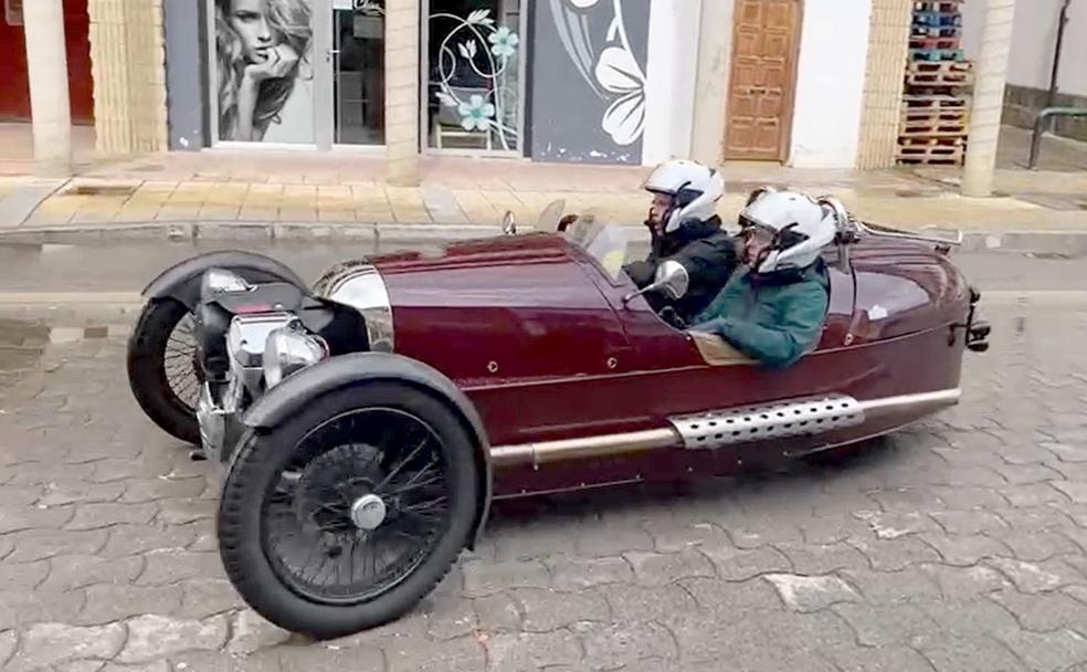 Imagen de un Morgan 3-Wheeler, este martes, en la localidad de Riaño. 