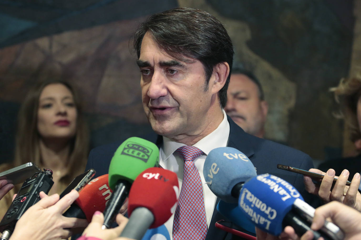 El consejero de Medio Ambiente, Vivienda y Ordenación del Territorio, Juan Carlos Suárez-Quiñones, y el presidente de la Diputación, Eduardo Morán, entre otras autoridades, presentan a alcaldes de León el documento inicial de las Normas Urbanísticas Territoriales.