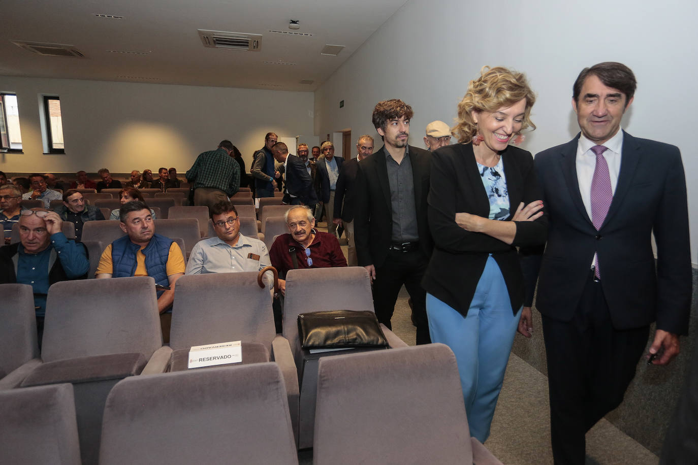 El consejero de Medio Ambiente, Vivienda y Ordenación del Territorio, Juan Carlos Suárez-Quiñones, y el presidente de la Diputación, Eduardo Morán, entre otras autoridades, presentan a alcaldes de León el documento inicial de las Normas Urbanísticas Territoriales.