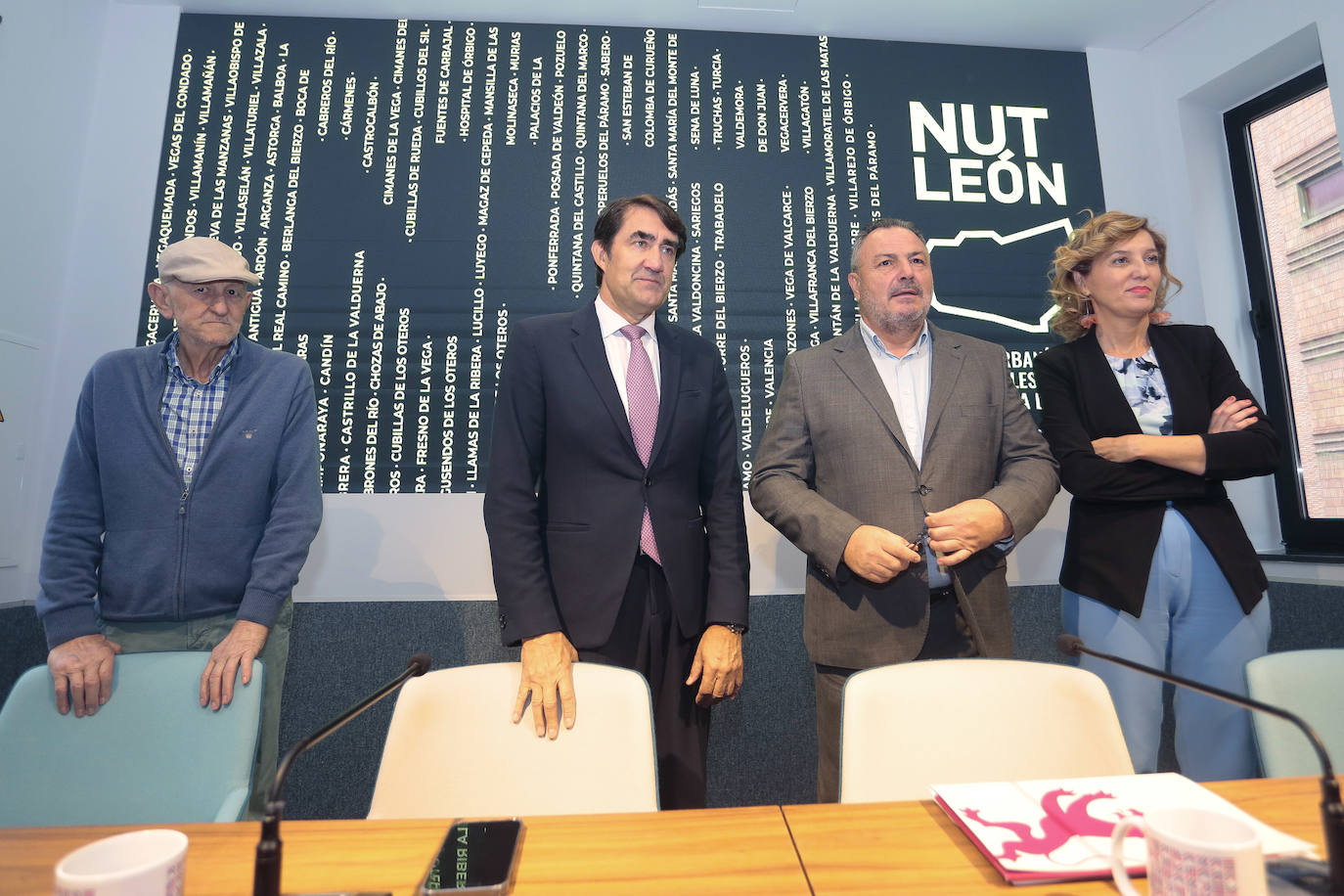 El consejero de Medio Ambiente, Vivienda y Ordenación del Territorio, Juan Carlos Suárez-Quiñones, y el presidente de la Diputación, Eduardo Morán, entre otras autoridades, presentan a alcaldes de León el documento inicial de las Normas Urbanísticas Territoriales.