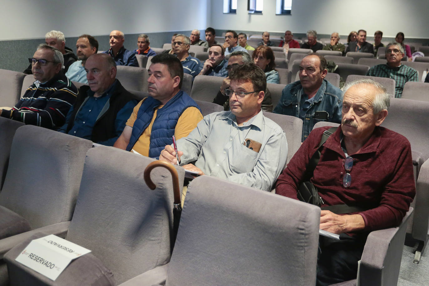 El consejero de Medio Ambiente, Vivienda y Ordenación del Territorio, Juan Carlos Suárez-Quiñones, y el presidente de la Diputación, Eduardo Morán, entre otras autoridades, presentan a alcaldes de León el documento inicial de las Normas Urbanísticas Territoriales.