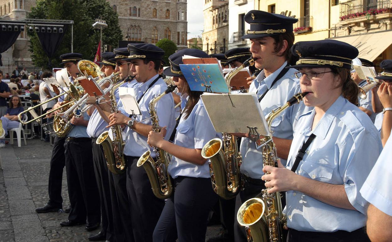 Actuación de la Banda de Música de León en una actuación durante este vernao.