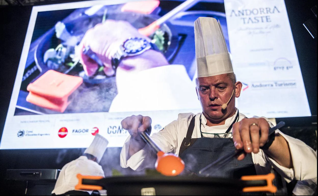 El chef andorrano Carles Finch prepara una crema de ortigas en el congreso Andorra Taste. 