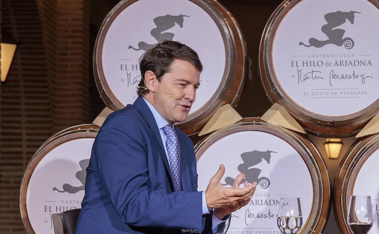 El presidente de la Junta de Castilla y León, Alfonso Fernández Mañueco, en la inauguración de la gastrobodega 'El hilo de Ariadna by Martín Berasategui'. 