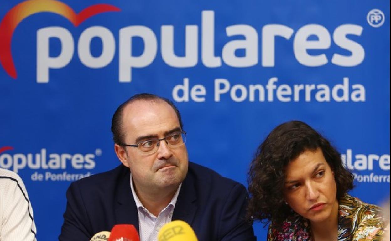 El portavoz municipal del PP, Marco Morala, junto a la concejala Lidia Coca. 