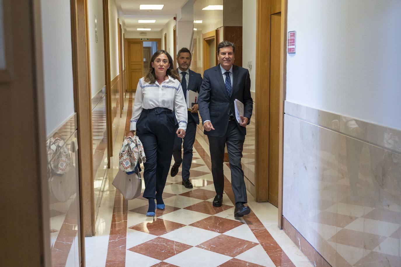 El consejero de Economía y Hacienda y portavoz, Carlos Fernández Carriedo, y la consejera de Movilidad y Transformación Digital, María González Corral, comparecen en rueda de prensa posterior al Consejo de Gobierno