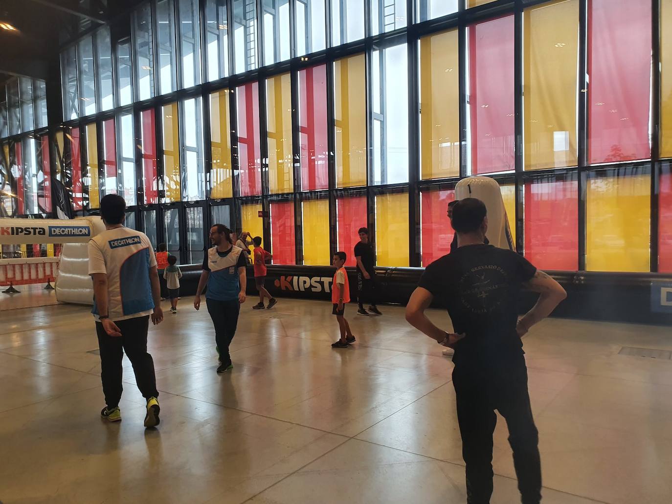 Los protagonistas de la primera jornada del Fid disfrutando de las actividades con los niño.