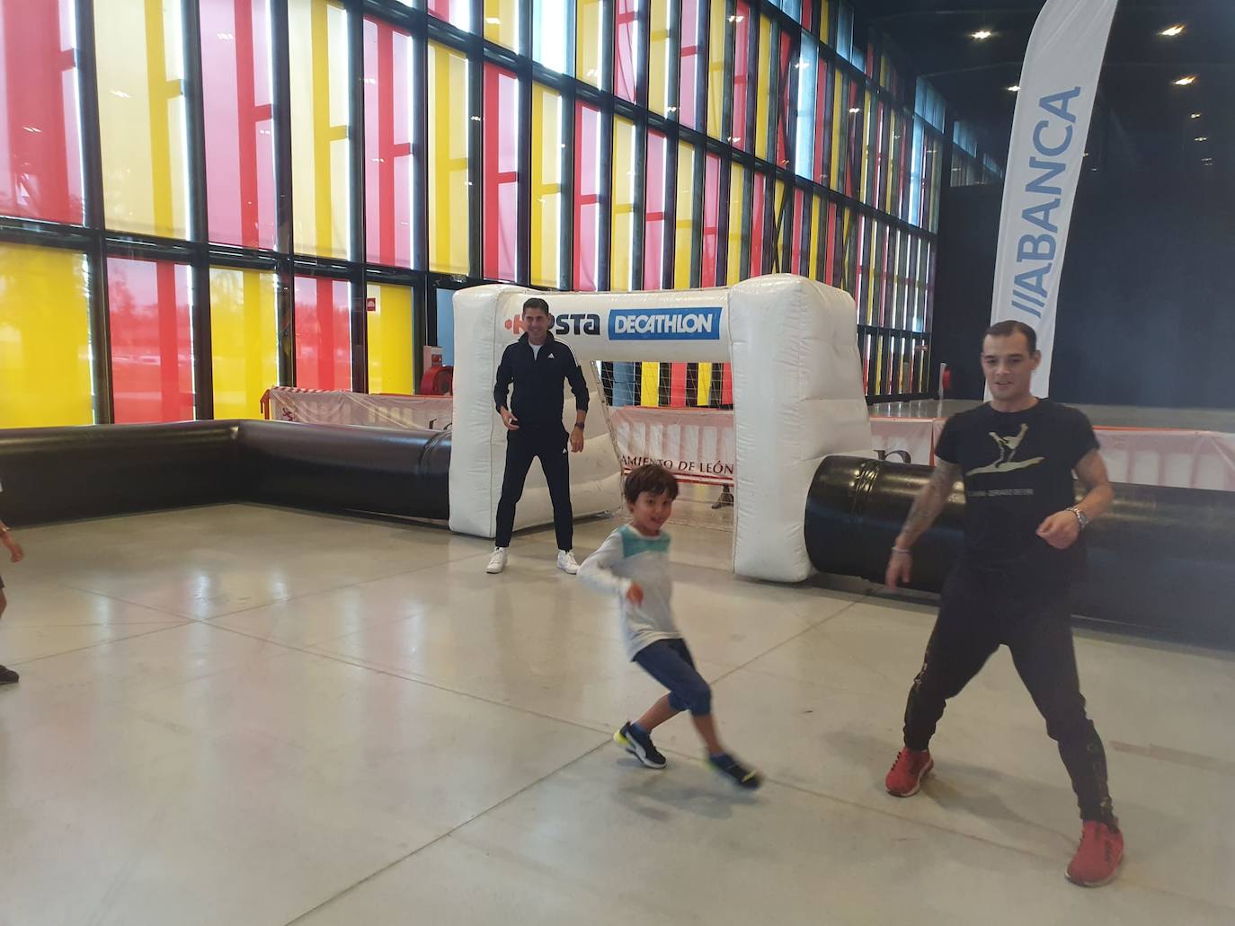 Los protagonistas de la primera jornada del Fid disfrutando de las actividades con los niño.