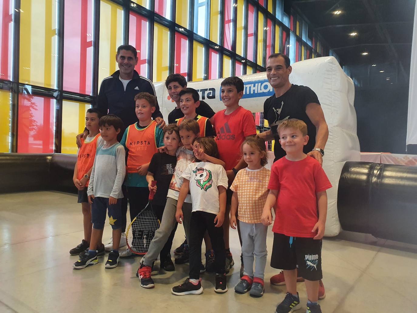 Los protagonistas de la primera jornada del Fid disfrutando de las actividades con los niño.