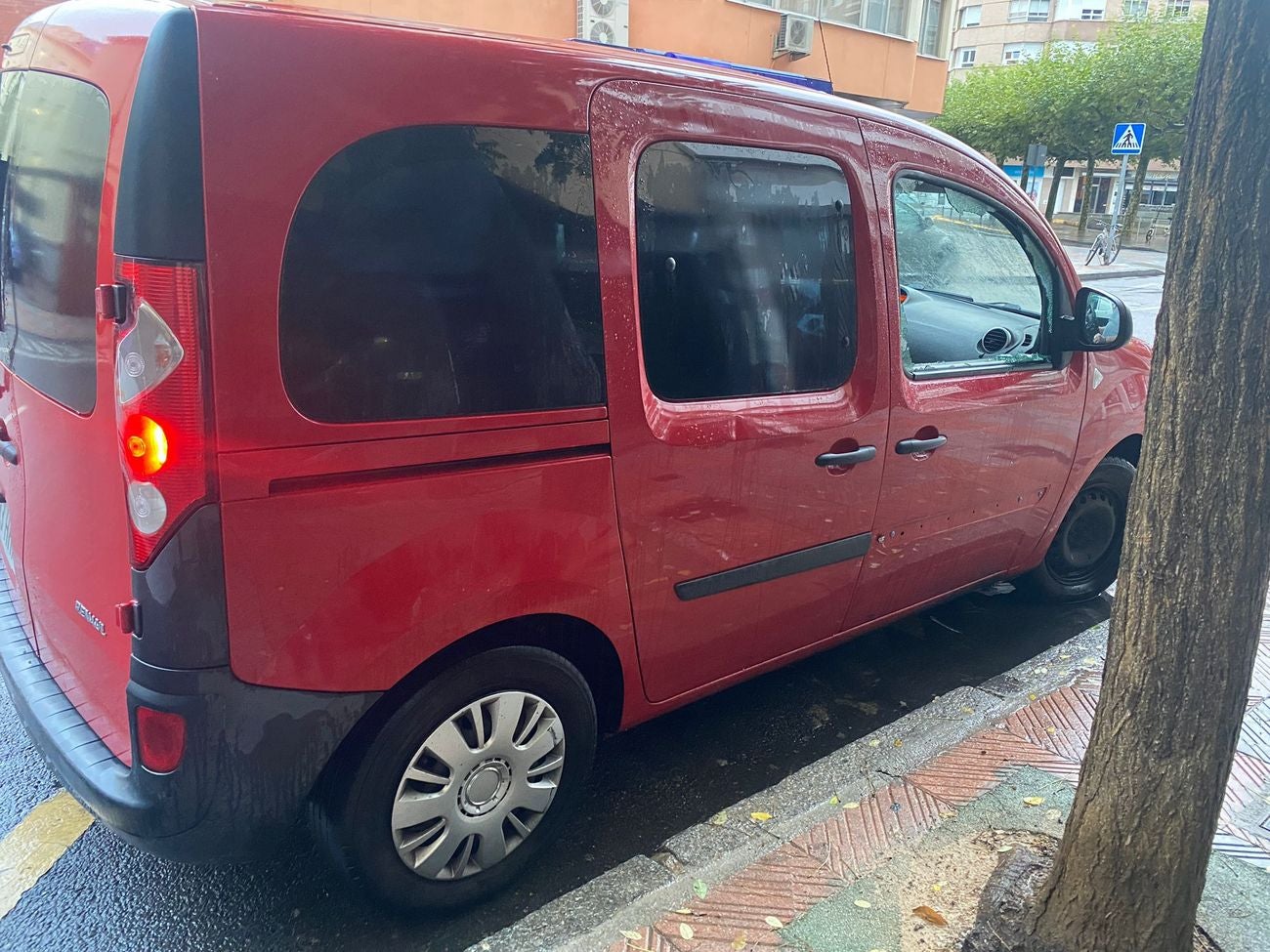 Investigan daños causados en más de una veintena de vehículos en el barrio de San Mamés de León capital. Los daños fueron provocados de madrugada en los vehículos siendo principalmente visibles en la rotura de ventanillas. 