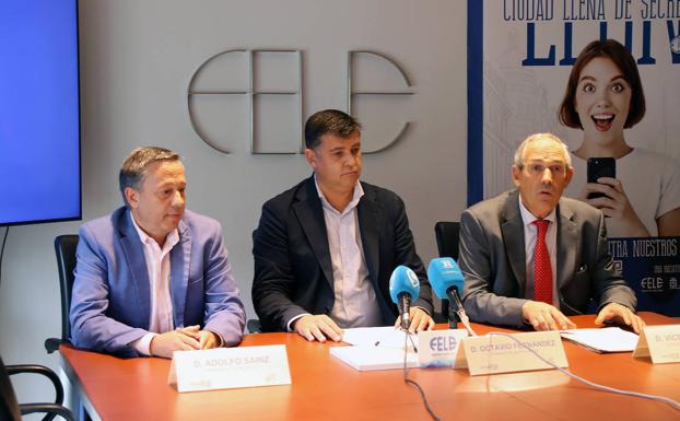 El concejal de comercio del Ayuntamiento de León, Vicente Canuria (d), el presidente de León Es Comercio, Octavio Fernández, con el presidente de la Confederación Empresarial de Comercio de Castilla y León (Conferco), Adolfo Sainz.