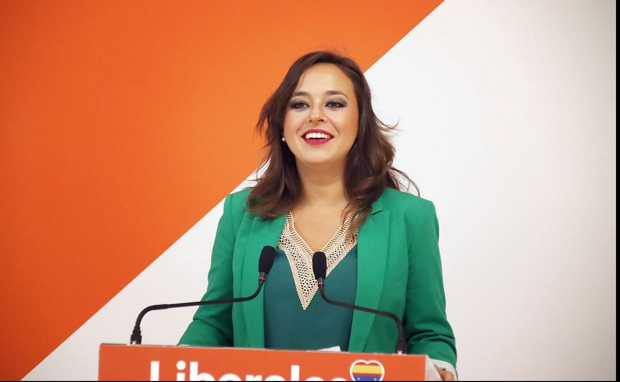 Gemma Villarroel, durante la rueda de prensa de este jueves en la sede de Ciudadanos León. 