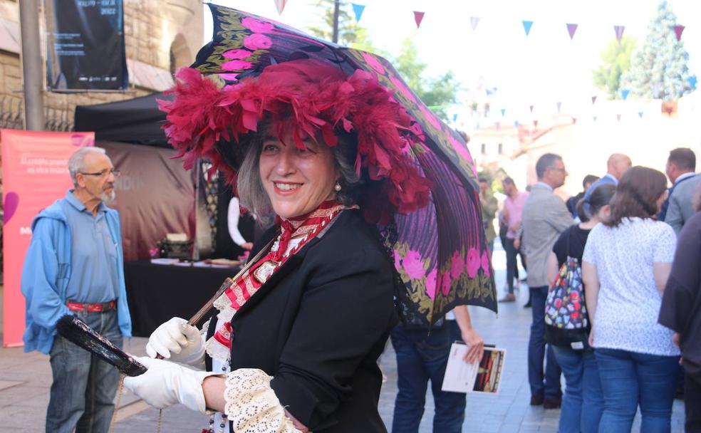 Personajes disfrazados de época en la I Feria Modernista de León que tiene como nexo de unión a la figura de Gaudí.