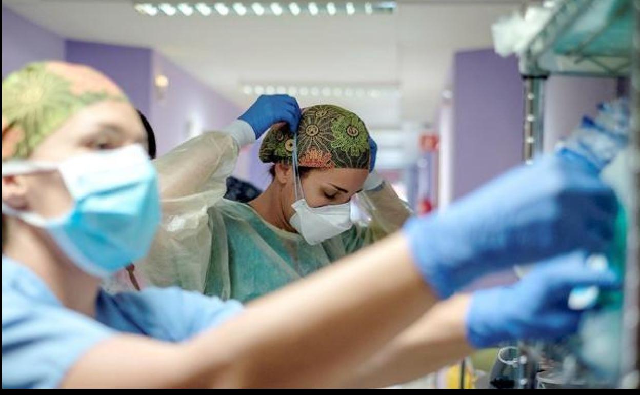 Enfermeras de un hospital se preparan para el inicio de la jornada.