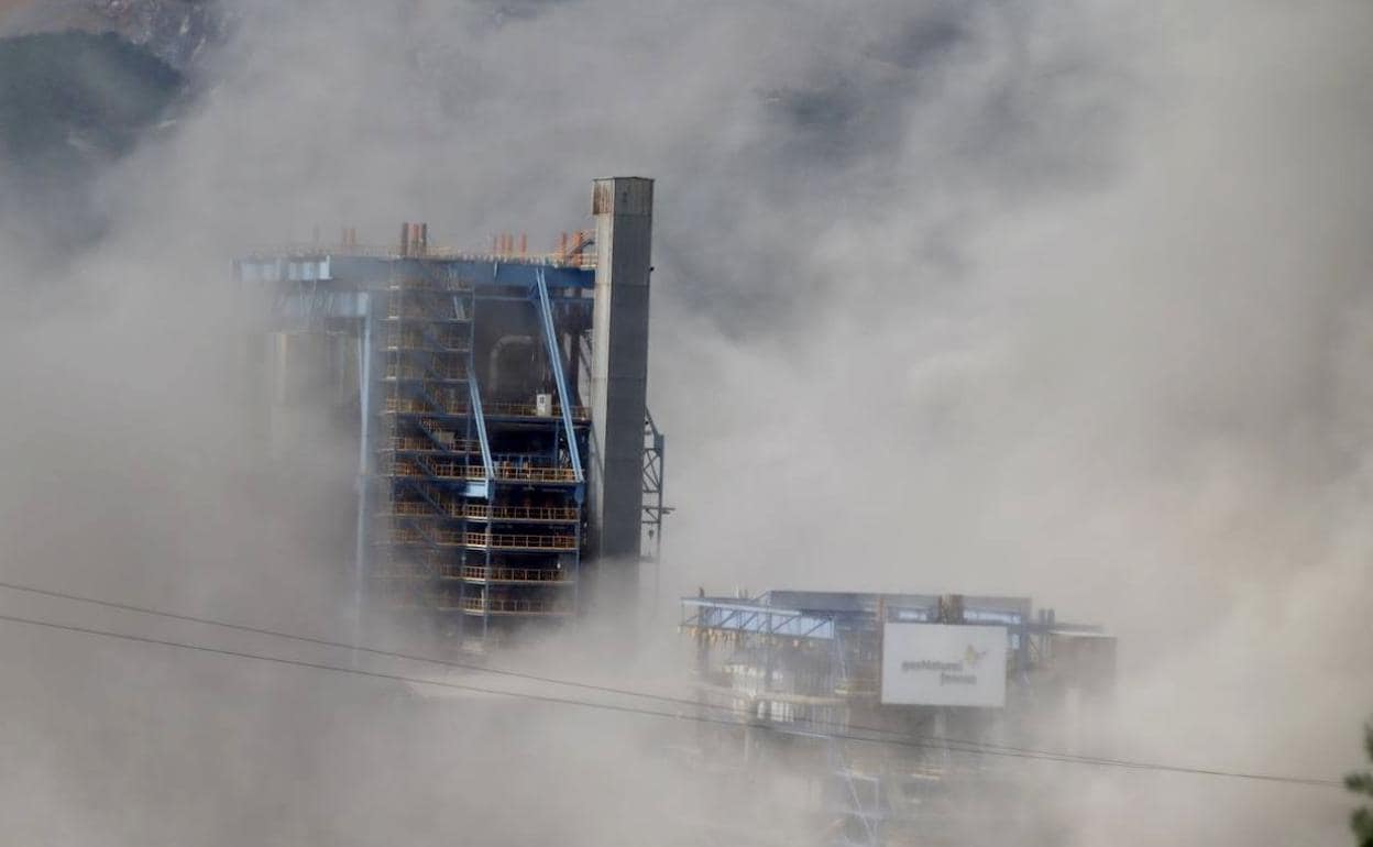 Imagen de la térmica de la robla envuelta en una nube de humo tras la voladura de sus torres. 