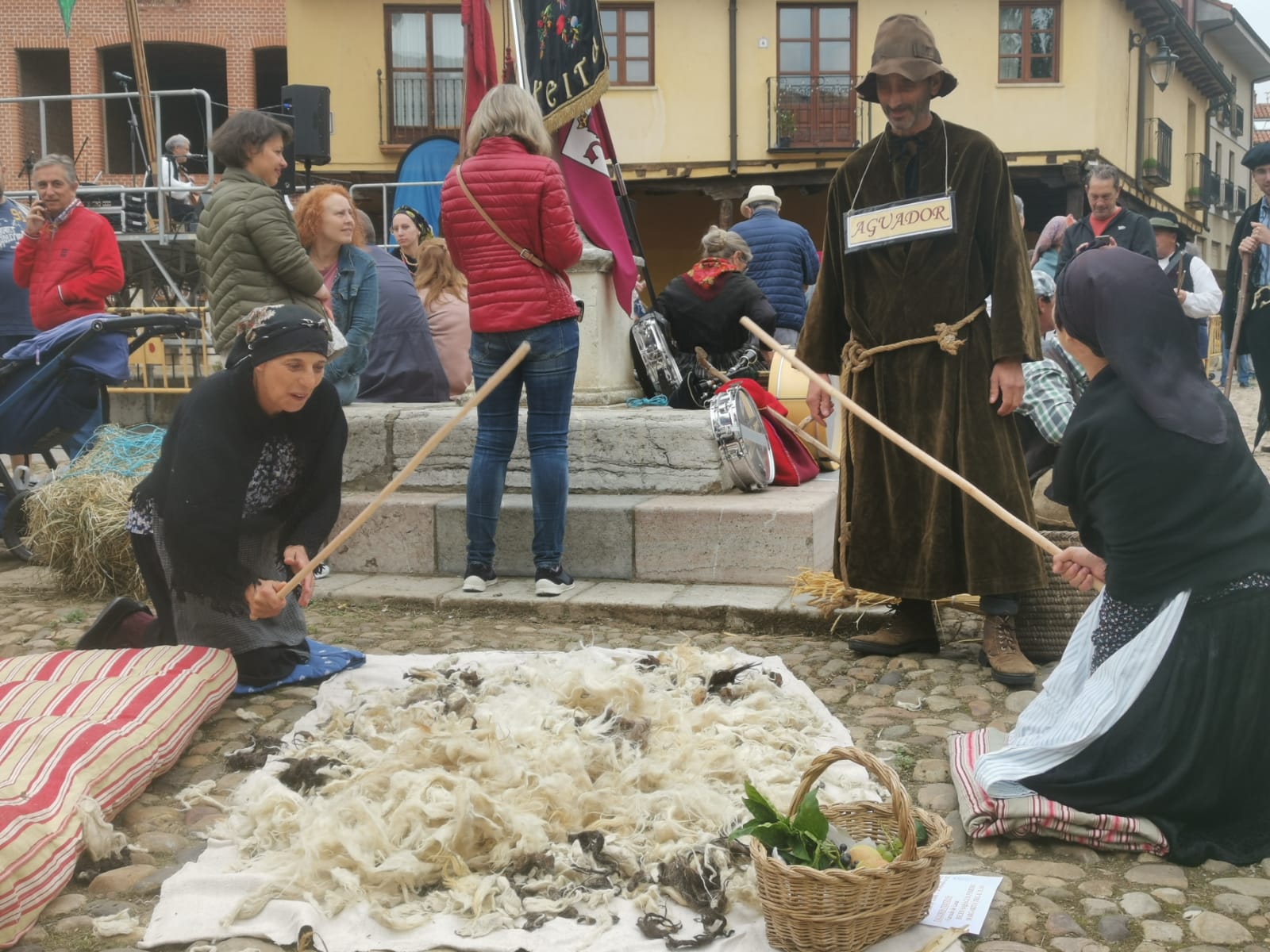 León ha vuelto a revivir La Melonera, después de dos años de pandemia, la Plaza del Grano se ha vuelto a vestir con paño y pañuelos de mil colores para hacer un homenaje a la tradición y recuperar la tradición de la ceiba