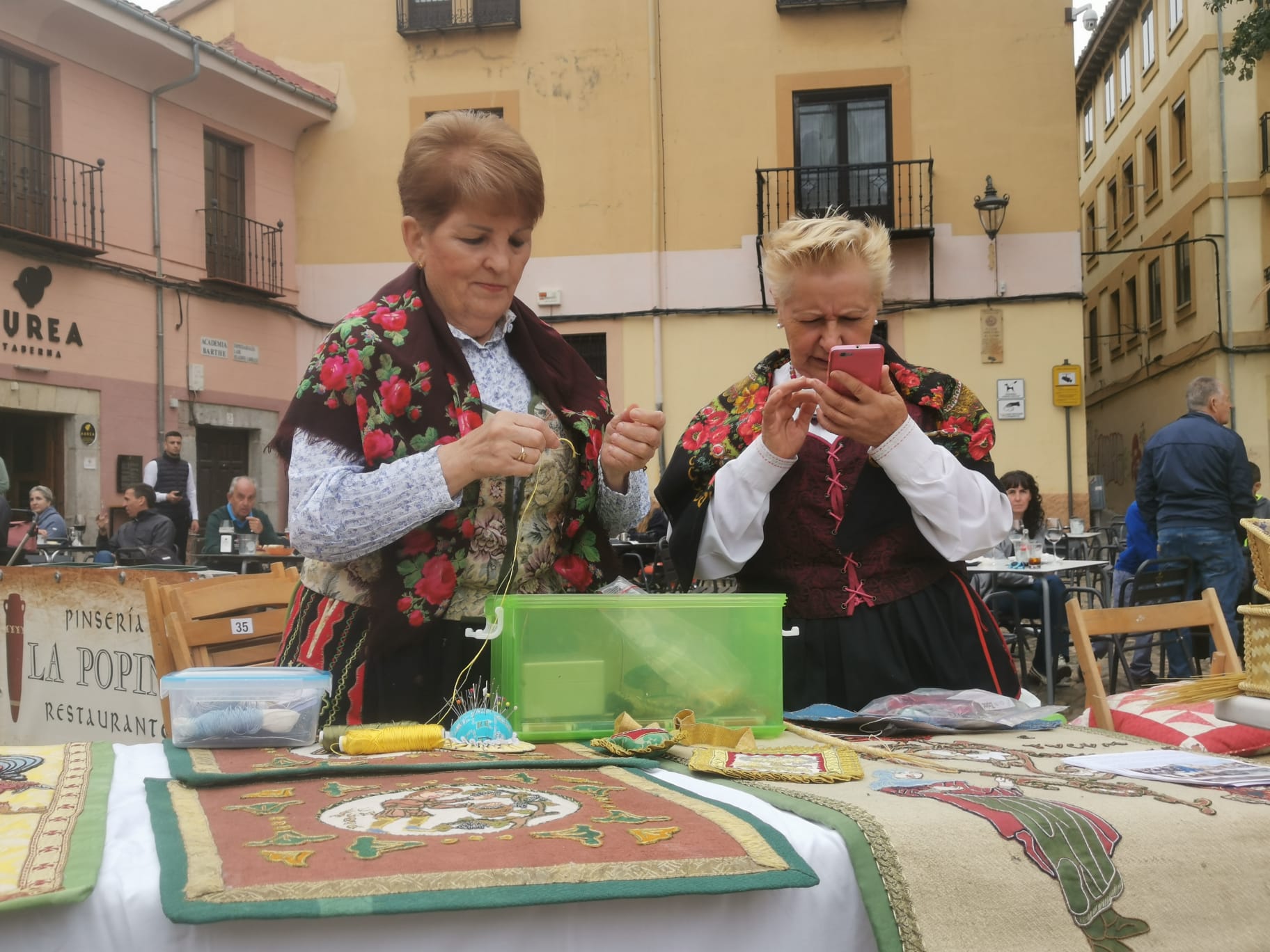 León ha vuelto a revivir La Melonera, después de dos años de pandemia, la Plaza del Grano se ha vuelto a vestir con paño y pañuelos de mil colores para hacer un homenaje a la tradición y recuperar la tradición de la ceiba