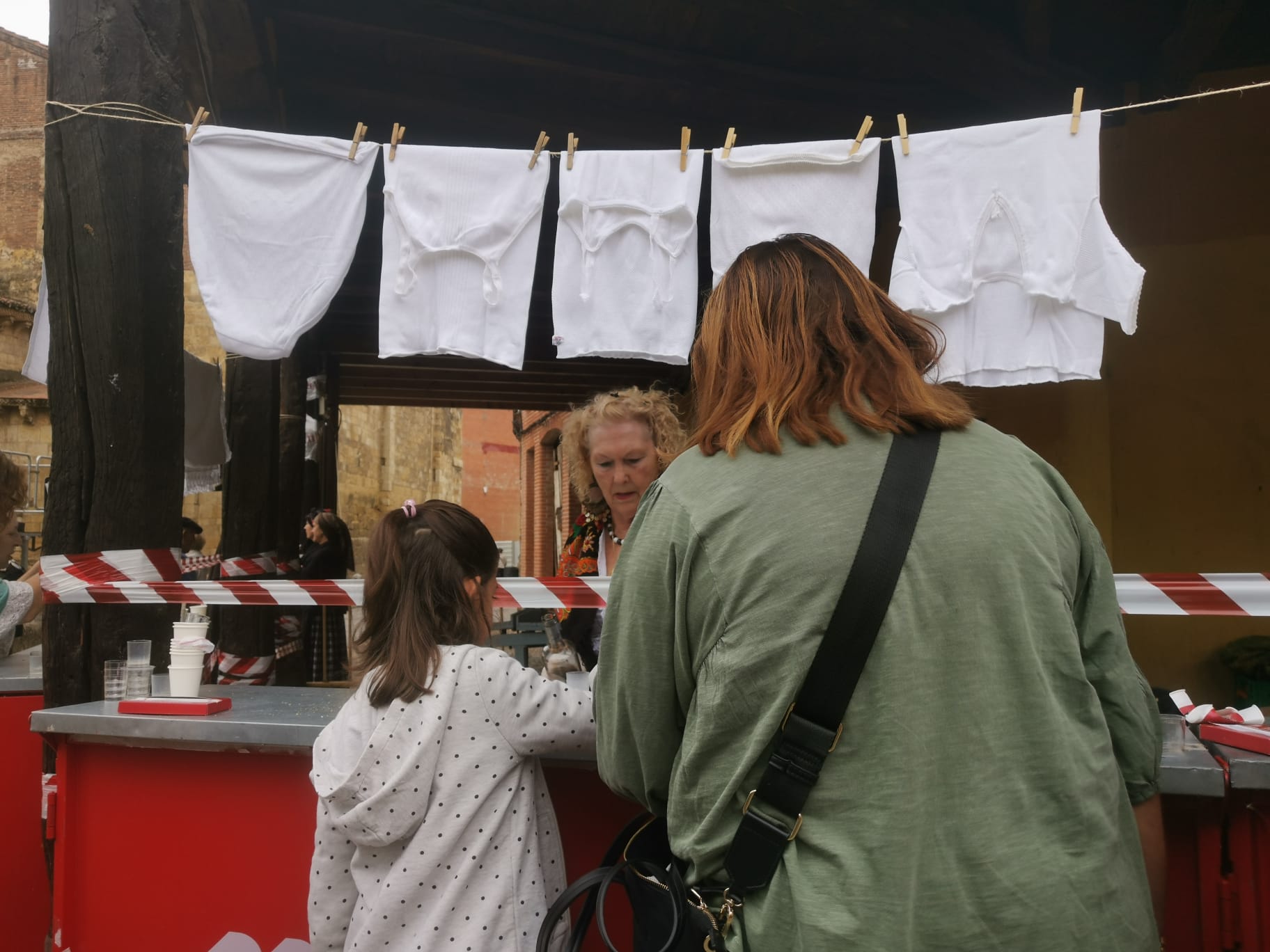 León ha vuelto a revivir La Melonera, después de dos años de pandemia, la Plaza del Grano se ha vuelto a vestir con paño y pañuelos de mil colores para hacer un homenaje a la tradición y recuperar la tradición de la ceiba