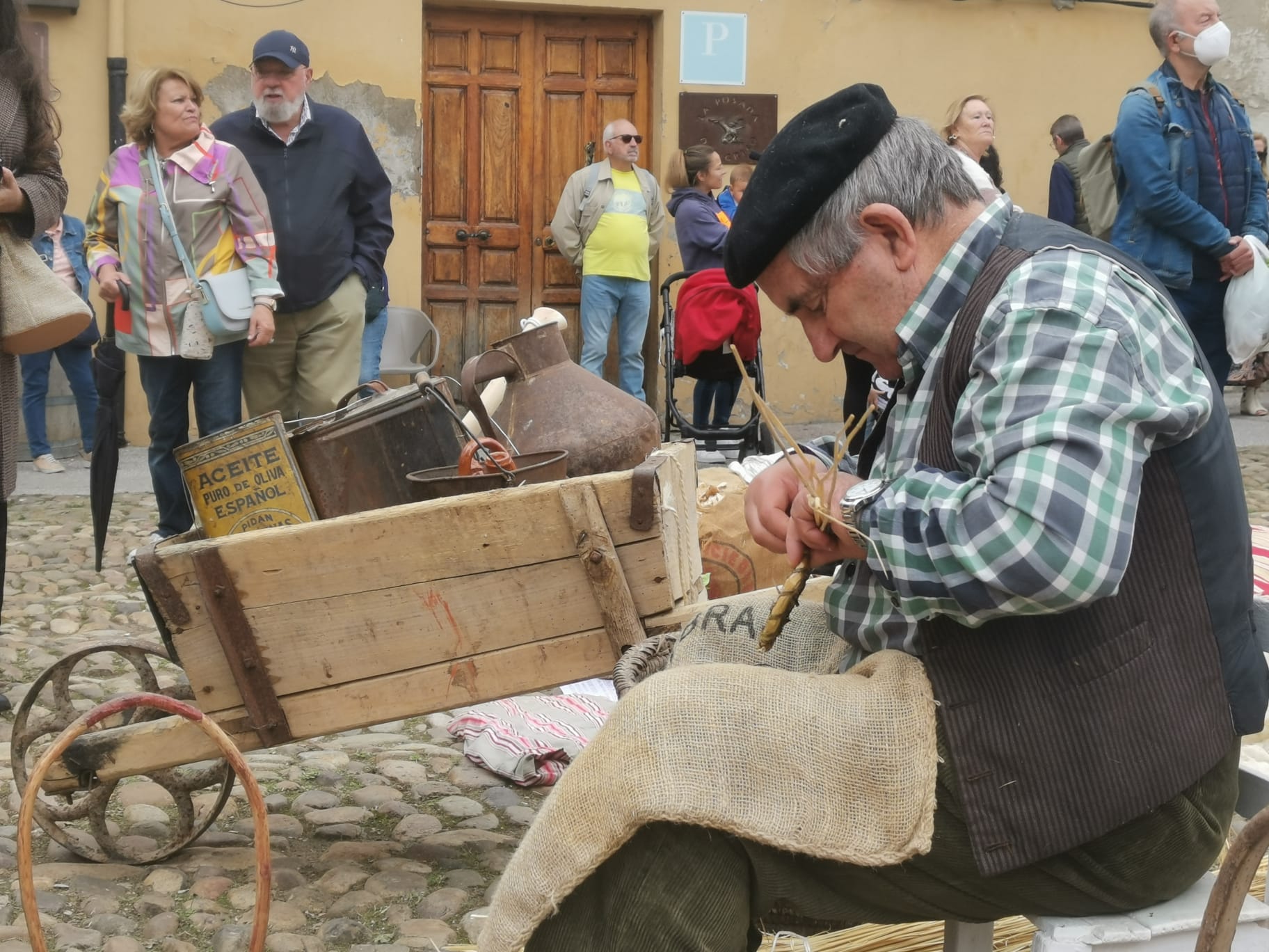 León ha vuelto a revivir La Melonera, después de dos años de pandemia, la Plaza del Grano se ha vuelto a vestir con paño y pañuelos de mil colores para hacer un homenaje a la tradición y recuperar la tradición de la ceiba