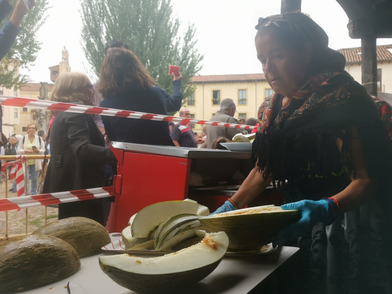 León ha vuelto a revivir La Melonera, después de dos años de pandemia, la Plaza del Grano se ha vuelto a vestir con paño y pañuelos de mil colores para hacer un homenaje a la tradición y recuperar la tradición de la ceiba