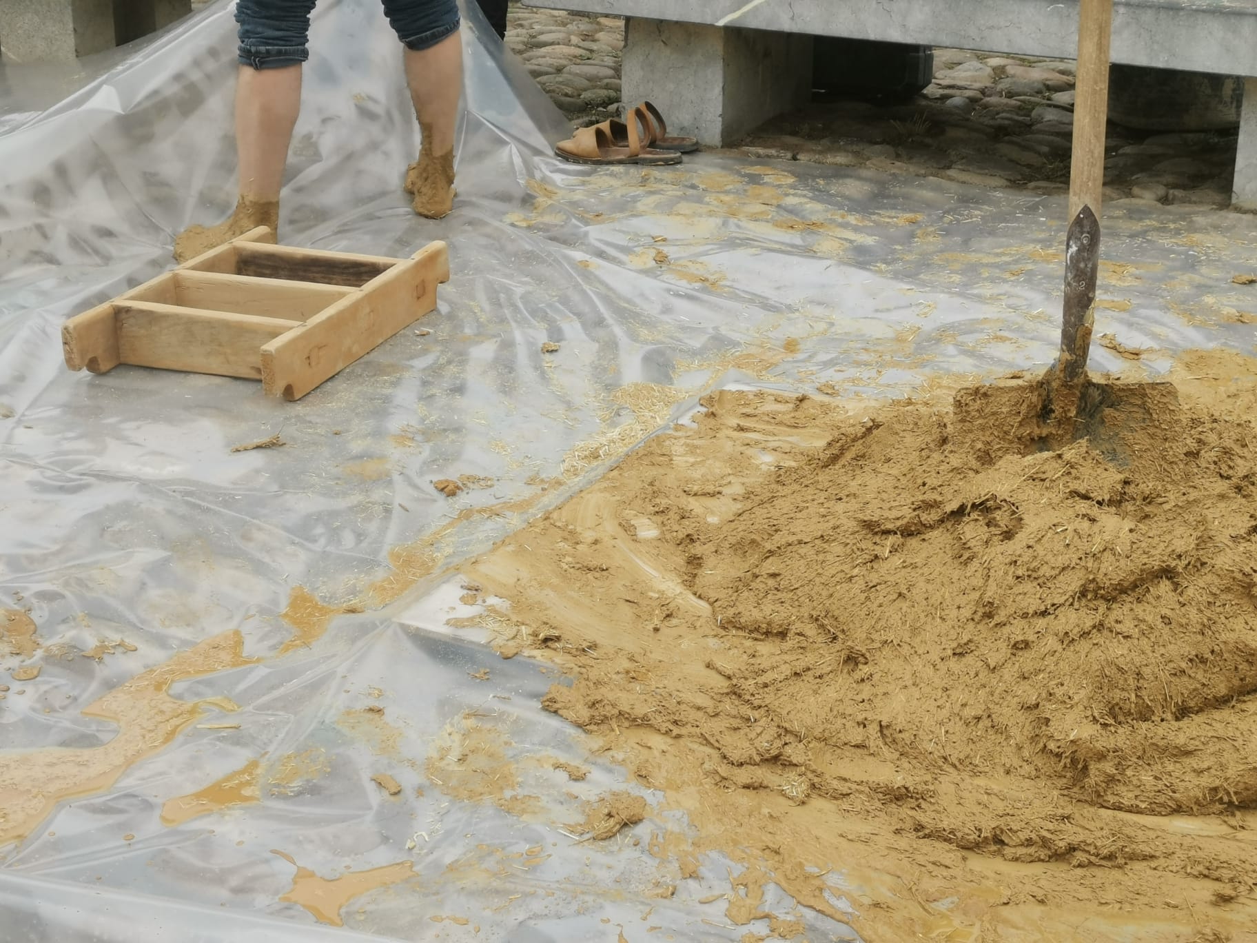 León ha vuelto a revivir La Melonera, después de dos años de pandemia, la Plaza del Grano se ha vuelto a vestir con paño y pañuelos de mil colores para hacer un homenaje a la tradición y recuperar la tradición de la ceiba